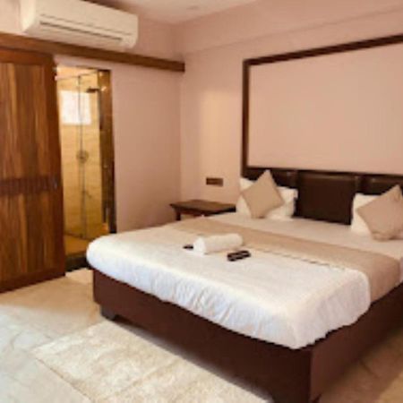 Hotel Radhe Anand Bagian luar foto