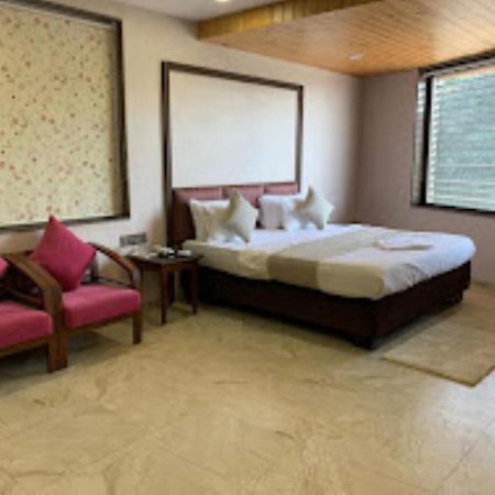 Hotel Radhe Anand Bagian luar foto