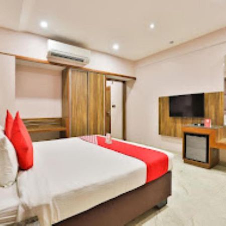 Hotel Radhe Anand Bagian luar foto