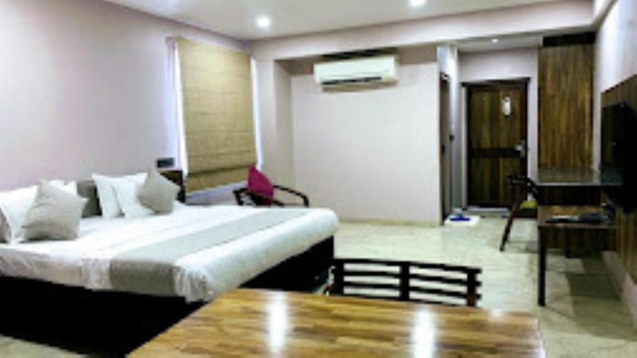 Hotel Radhe Anand Bagian luar foto
