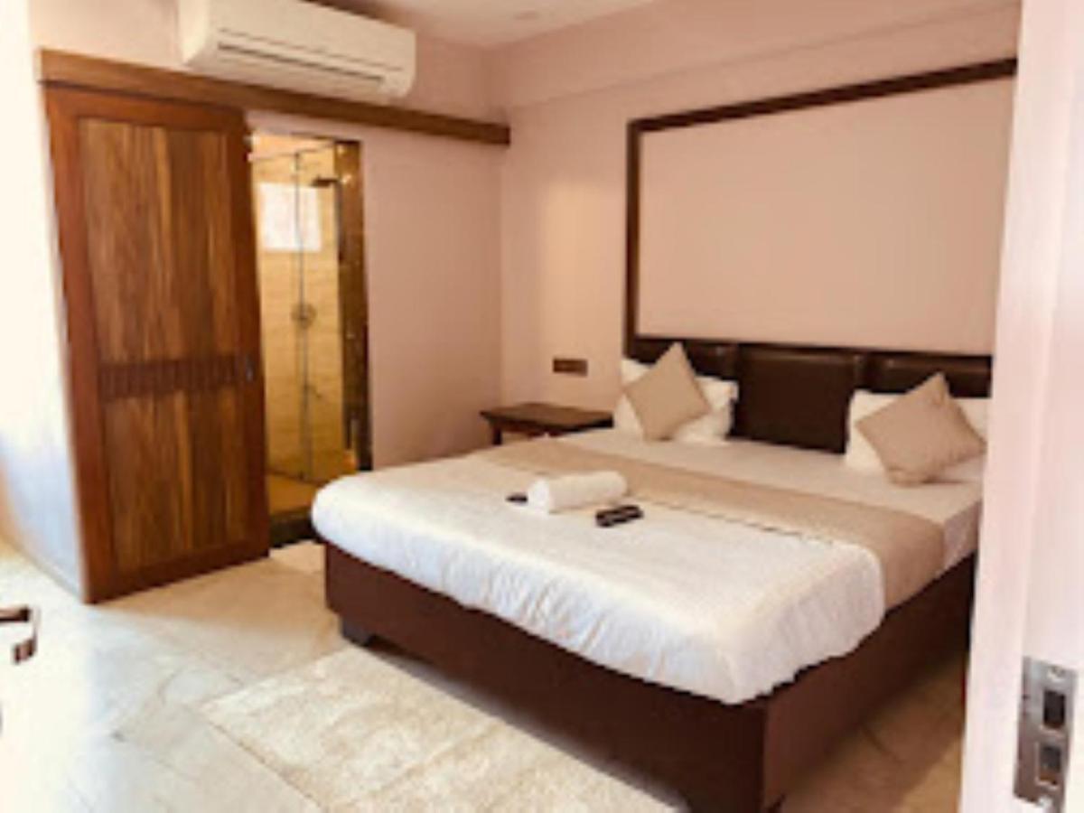 Hotel Radhe Anand Bagian luar foto