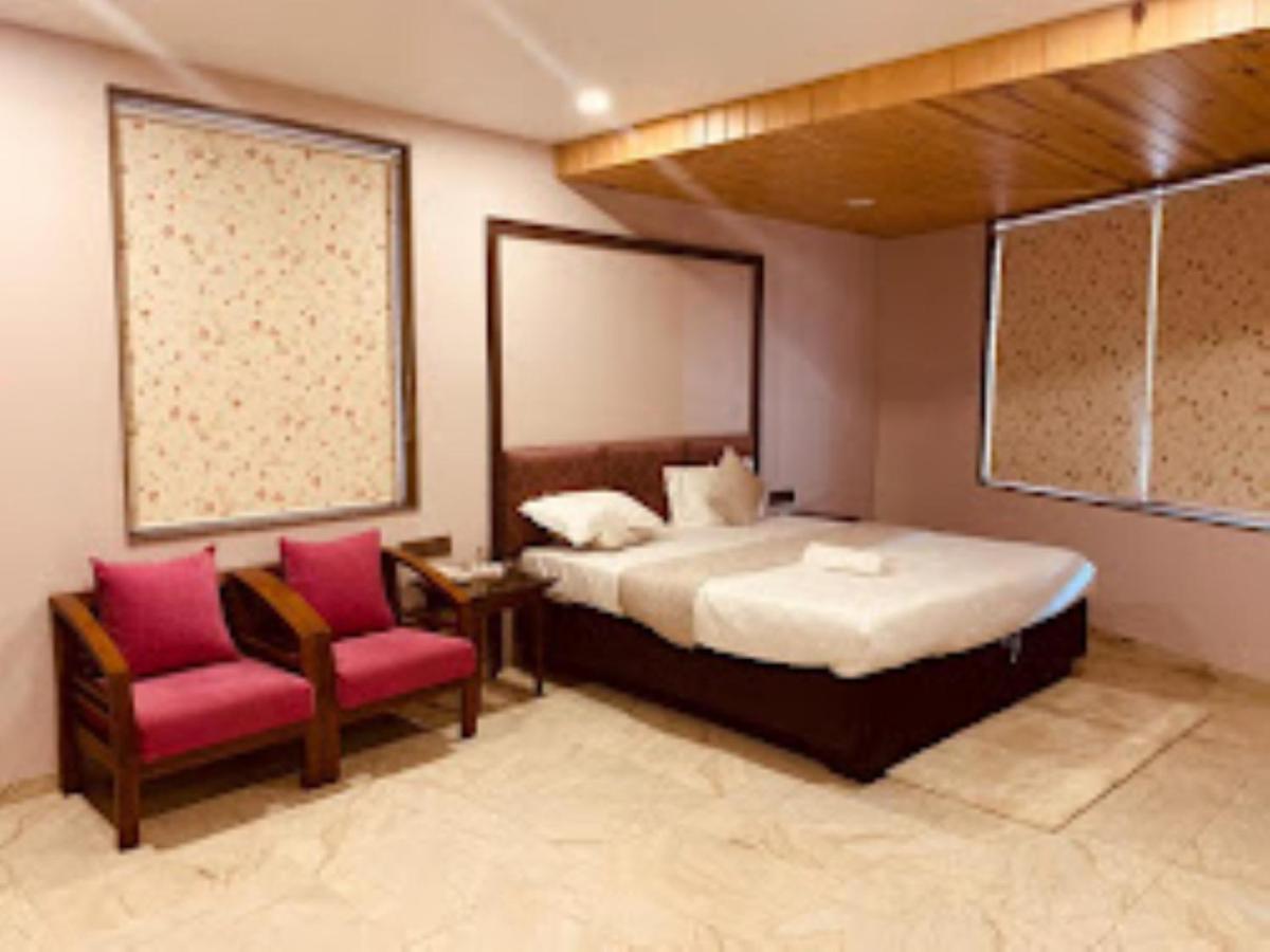 Hotel Radhe Anand Bagian luar foto