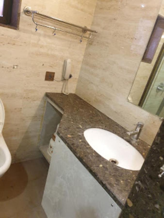 Hotel Radhe Anand Bagian luar foto