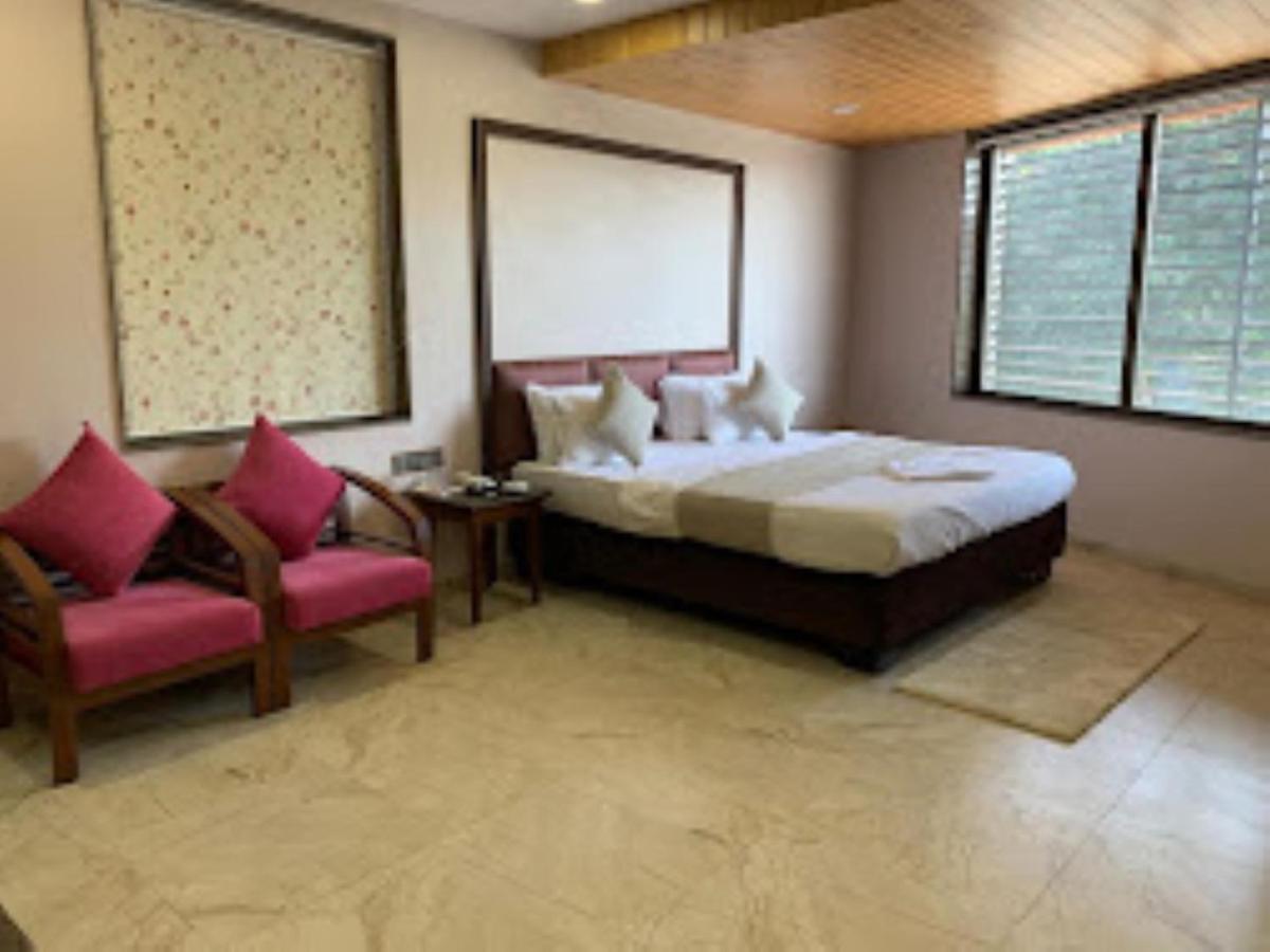 Hotel Radhe Anand Bagian luar foto