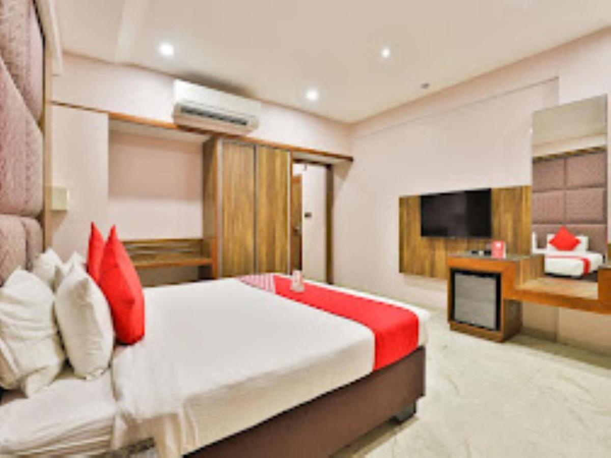 Hotel Radhe Anand Bagian luar foto
